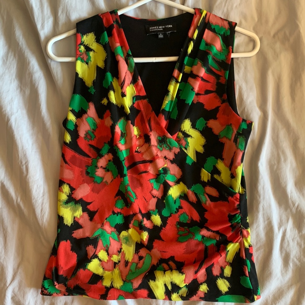 Jones New York floral faux wrap sleeveless blouse. Size small.